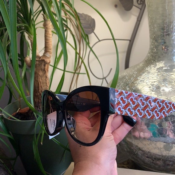 Authentic BURBERRY 54 Butterfly acetate sunglasses - Picture 3 of 15